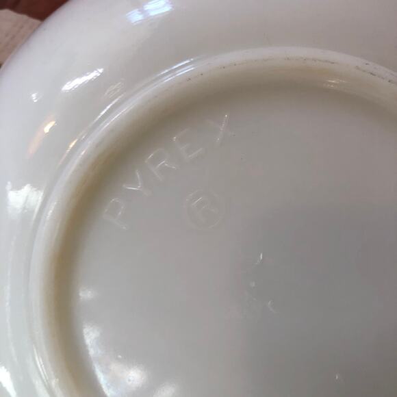 Pyrex Vintage Milk Glass Bowl 1940s Hamilton Beach Mixer Bowl - Picture 6 of 6
